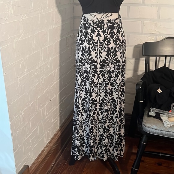 Maxi skirts lot 2 black 2 print- all good condition - Picture 6 of 7